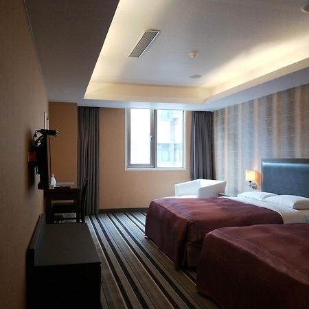 Metropolis Hotel Таоуан Екстериор снимка