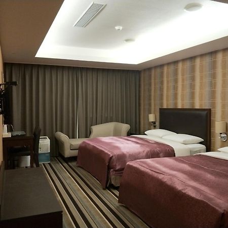 Metropolis Hotel Таоуан Екстериор снимка
