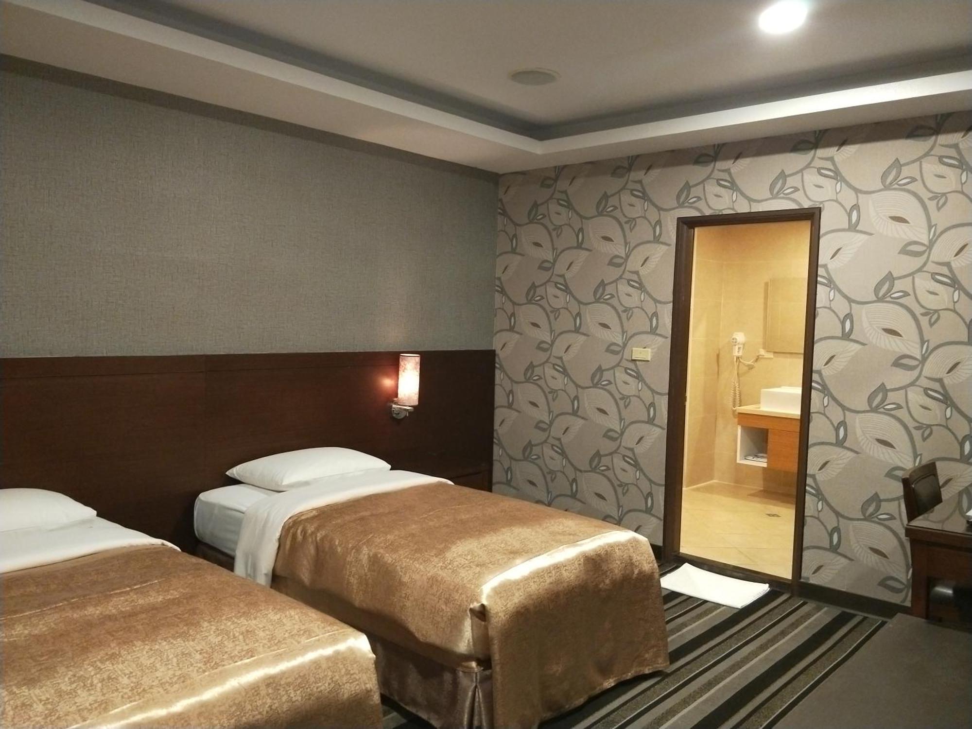 Metropolis Hotel Таоуан Екстериор снимка