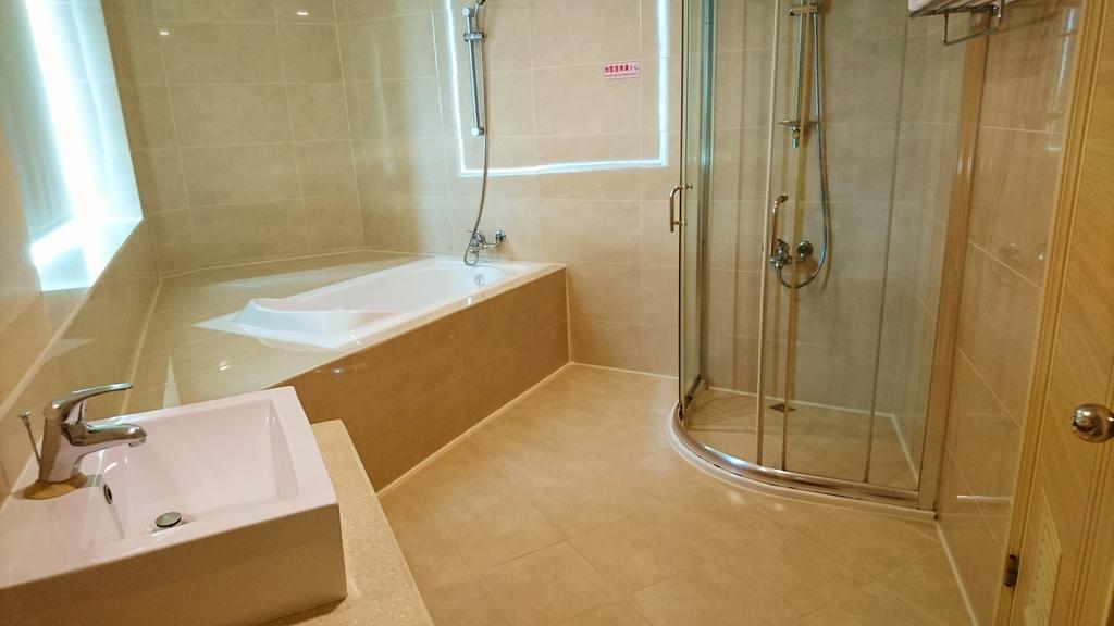 Metropolis Hotel Таоуан Екстериор снимка