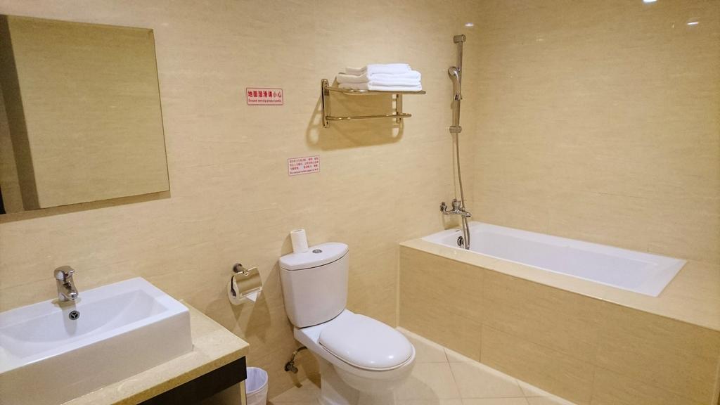 Metropolis Hotel Таоуан Екстериор снимка